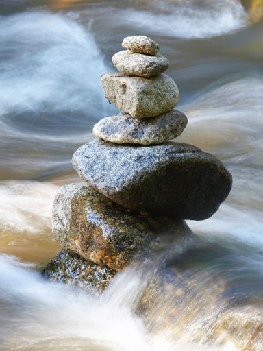 Quelques conseils pour savoir quand et comment purifier vos pierres naturelles à l'eau.